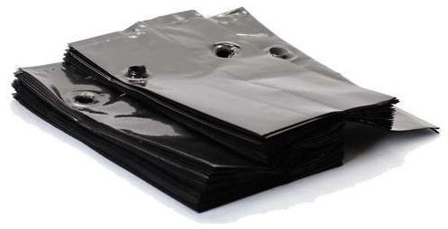 Plastic plant bags are soft plastic containers that replace rigid and heavier pots. Although thin, they provide a sturdy solutions. Plastic plant bags are suitable for young fruit & nut trees, or other plants like flowers & seedlings.
