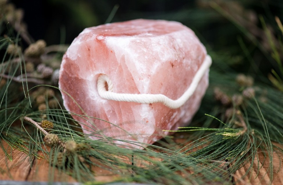 The Himalayan salt lick is the purest form of salt you can give your horse, made from a 100% natural product mined from the Himalayan mountains. It provides an excellent way to supplement this essential nutrient in your horses diet, and its distinctive rose-pink color comes from a high mineral content, including iron, potassium, and magnesium, which are all vital for maintaining overall health.