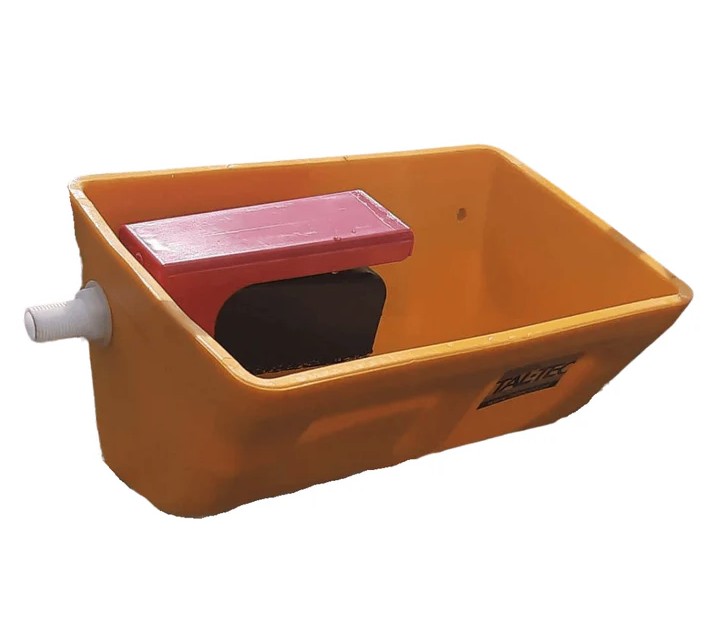 This small drinker is crafted from robust, thick plastic for exceptional durability. It has a capacity of 3 litres.