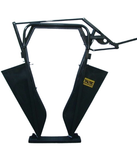 The Brahman cattle neck clamp is designed for all cattle breeds from six months old. When open, it ensures a clear passage, preventing animals from getting stuck. The clamp is mounted on a robust 4mm plate steel base and features a 20mm thick ratchet. It i