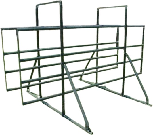 The cattle crush is made up of 3-meter sections, totaling 6 parts: two sides, two foot pieces, and two top struts. These sections are bolted together, with the option to add more sections for increased length. A gate or neck clamp can be attached at either