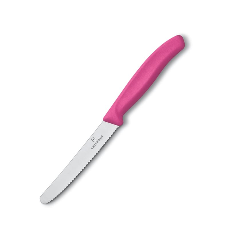 Serrated knife from the Swiss quality brand Victorinox. This knife has many uses, such as peeling and cutting fruit and vegetables, cutting hard rolls, sausage, cheese, etc. Also ideal as a steak knife. The knife has a serrated blade made of high-alloy, op