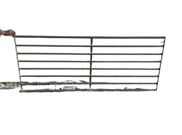 It is designed to work seamlessly with other HD sheep equipment. The panels are bolted together for added strength and durability. This particular panel features horizontal pipes.