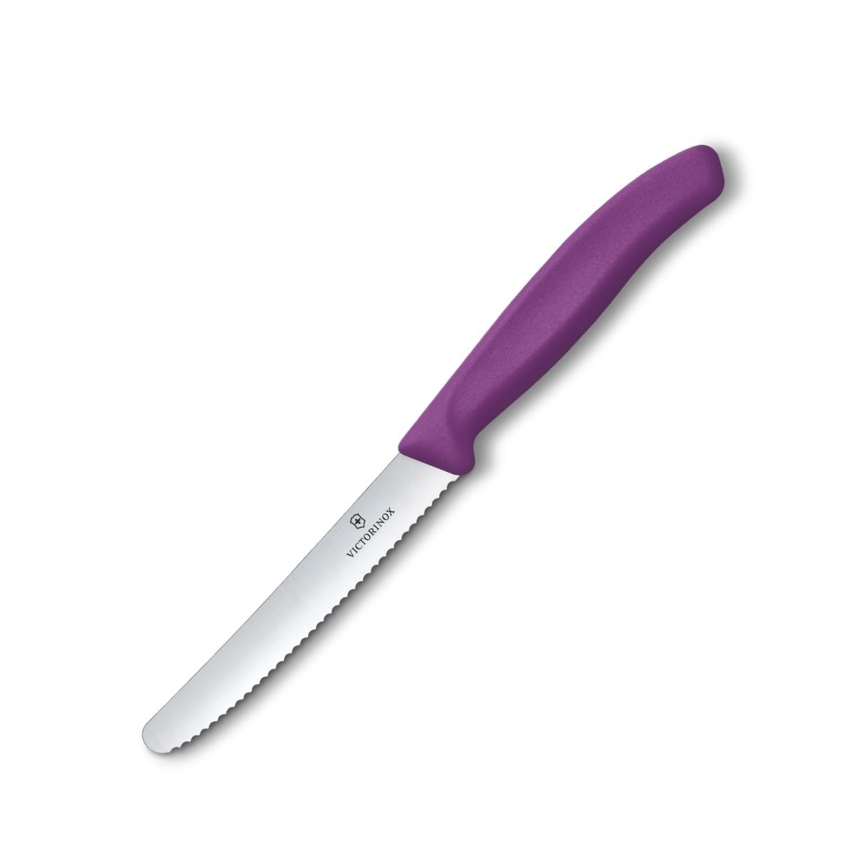 Serrated knife from the Swiss quality brand Victorinox. This knife has many uses, such as peeling and cutting fruit and vegetables, cutting hard rolls, sausage, cheese, etc. Also ideal as a steak knife. The knife has a serrated blade made of high-alloy, op