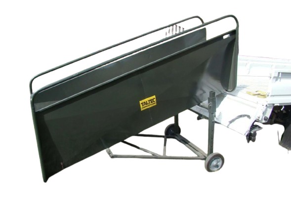 The sheep mini loading ramp is equipped with wheelbarrow wheels, making it easy to move around the farm. It features solid sides to prevent the sheep from being startled by external movement. The ramp measures 2.0 meters in length and has an internal width
