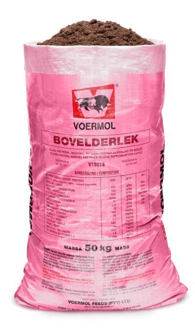 VOERMOL BOVELDER LICK (V19218). Class: Protein, Mineral & Trace Mineral Supplement for Cattle. A cost-effective, ready-mixed maintenance lick for cattle on dry veld, especially where maintenance-lick intake is too high. Supplies natural protein, phosphorus and trace elements, stimulates rumen microbes and promotes dry-grazing intake and digestion. Organic trace minerals support reproduction and growth. Molasses supports palatability and helps prevent dry gall sickness.