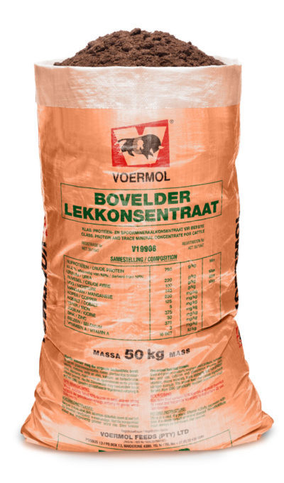VOERMOL BOVELDER LICK CONCENTRATE (V19908). Class: Protein, Mineral & Trace Mineral Concentrate for Cattle. A concentrate for home-mixing winter licks for cattle in sour veld with severe winters. Mix with salt and other ingredients for maintenance or production licks. Supplies concentrated protein, natural protein, phosphorus and trace elements. Stimulates rumen microbes and digestion of dry winter grazing. Molasses supports intake and helps prevent dry gall sickness.