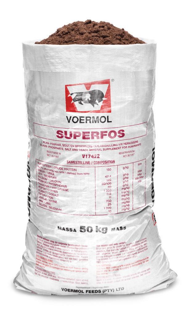 VOERMOL SUPERFOS (V17422). Class: Mineral & Trace Mineral Supplement for Ruminants. A molasses-based mineral supplement for cattle & sheep on green veld and pasture, also usable as a transitional lick from green to dry pasture. Ready mixed and ready to use. Supplies minerals and trace minerals that promote reproduction and growth. Low salt, wind resistant and suitable for ruminant game.
