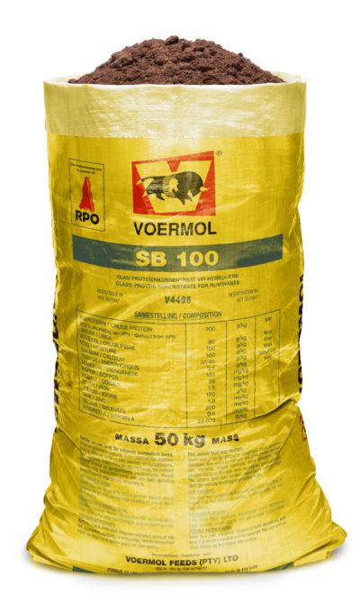 VOERMOL SB 100 (V4498). Class: Protein Concentrate for Ruminants. VOERMOL SB 100 is an economical & easy-to-feed concentrate for cattle. Simply mix with maize or other grain & roughage. Use the "VOERMOL SYSTEM", where concentrates & roughage are fed separately of free choice. This results in easy adaptation and means roughage need not be milled or mixed, which saves costs. The concentrate can be fed on the veld, saving feedlot and baling costs. Molasses based and palatable, promoting intake. Can be fed with whole maize to cattle. Contains medicaments which reduce feed intake while weight gains are maintained and may improve feed conversion. Medicaments also reduce the risk of coccidiosis in calves.