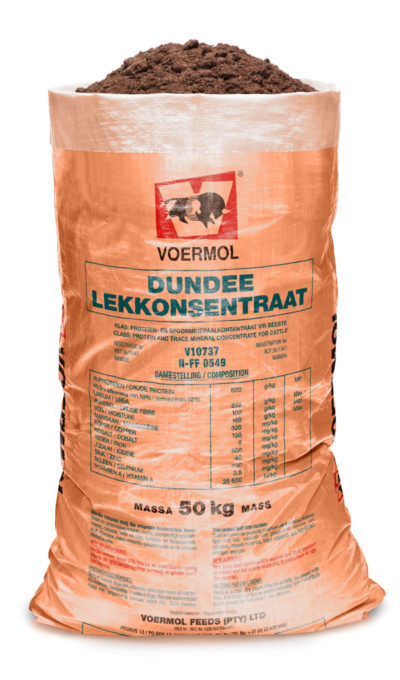VOERMOL DUNDEE LICK CONCENTRATE (V10737). Class: Protein & Trace Mineral Concentrate for Cattle. A concentrate for home-mixing animal licks. Mix with salt for a maintenance lick or with salt and maize for a production lick. Highly concentrated to lower transport costs. Molasses helps prevent dry gall sickness and supplies potassium. Provides trace elements deficient in dry grazing, improving fertility & intake.