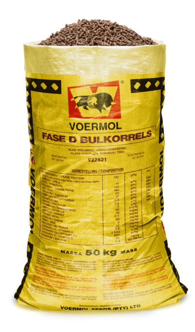 VOERMOL PHASE D BULL CUBES (V22521). Class: Complete Bull Feed. A complete feed for bulls containing minerals, trace minerals and Vitamins A, D3 & E for optimum performance. Contains an ionophore and other medicaments to improve performance and efficiency. Supports proper growth without excessive fatness. Suitable for preparing bulls for shows, auctions or breeding and for use in a Phase D test.