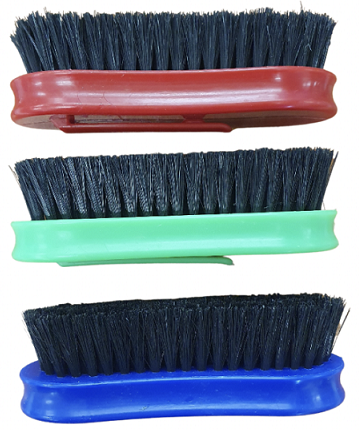 Small, soft brush for use on the horse's face. Removes dust, adds a shine to the coat and is soothing to the horse. Plastic back and bristles is hygienic and easy to clean. Assorted colours.